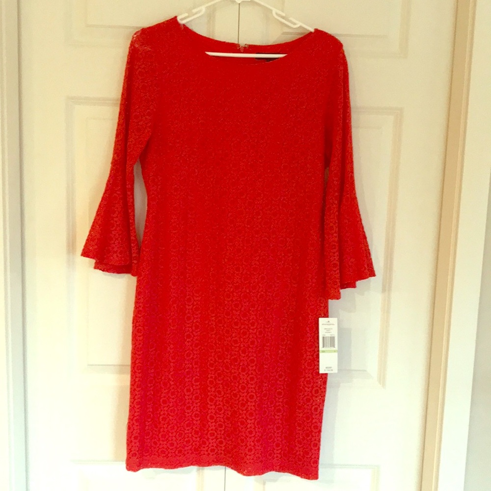 Dress with flared half sleeves.